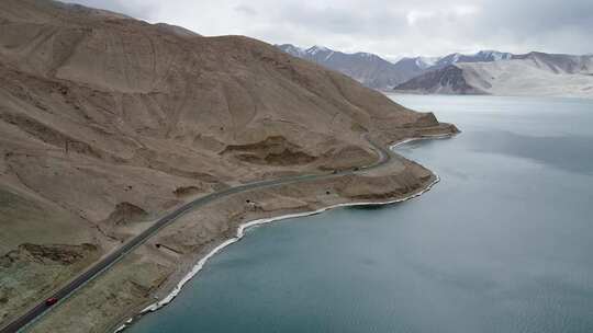 航拍新疆南疆帕米尔高原白沙湖阴天苍凉景色视频素材模板下载