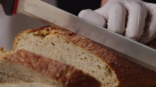 切割面包的特写镜头视频素材模板下载