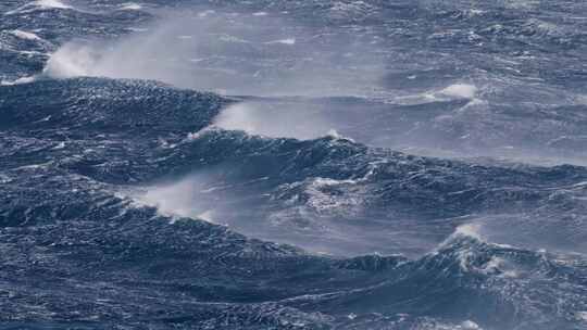 海边海浪狂风暴雨的海边极端天气