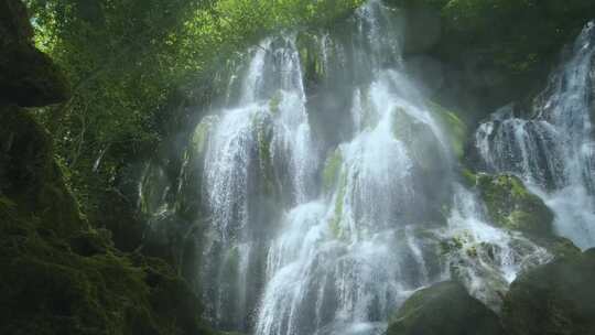 4k风景绿色森林里的瀑布