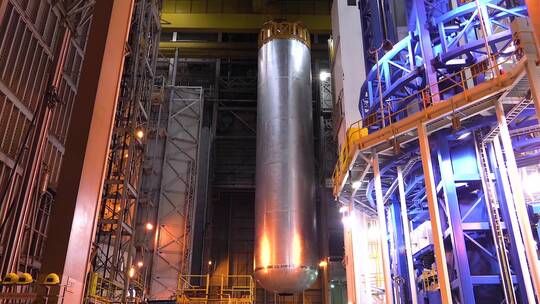 宇航局工程师移动巨大的火箭燃料罐视频素材模板下载