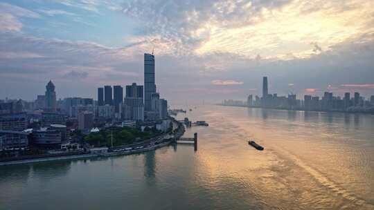 湖北武汉汉江入长江口的清晨城市风光