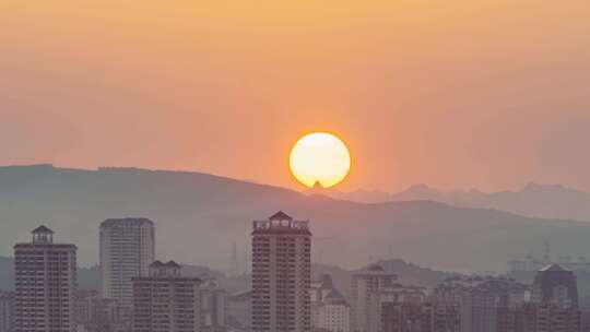 太阳在城市边缘的群山之后升起-广西柳州市