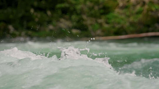 湍急河水水流浪花