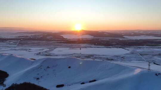 雪后山地灿烂夕阳的壮阔景观