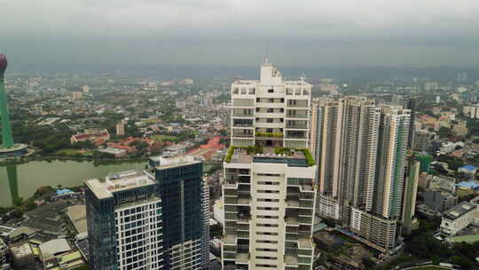 空中录像城市景观，高层建筑，屋顶花园，屋