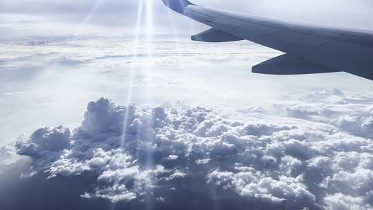 飞机云上飞行