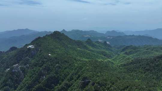 河南伏牛山山脉平顶山尧山层峦叠嶂的山峰