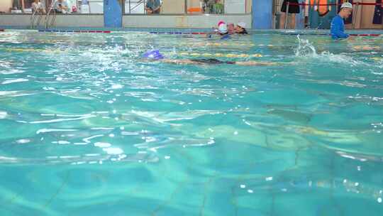 4K升格实拍在游泳馆努力训练自由泳的女孩