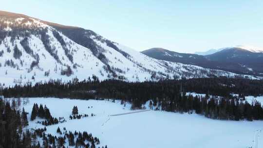 航拍新疆冬季喀纳斯湖雪景雪山森林冰河寒冷