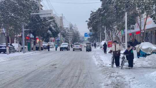 城市下雪街头结冰路面行车电动车