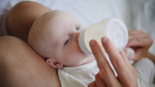 婴儿在喝奶