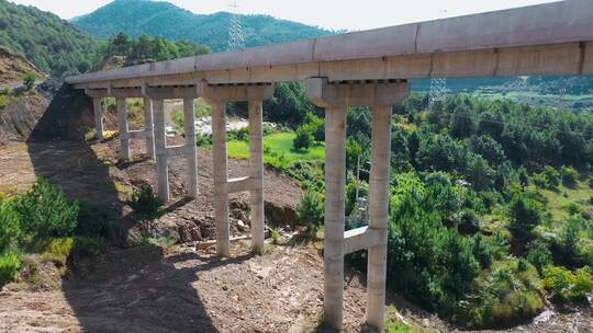 高速公路建设视频云南山区高速公路高架桥