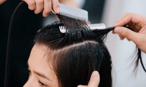 理发师为顾客梳理头发