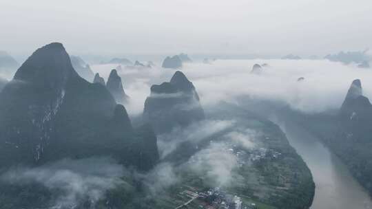 烟雨桂林漓江清晨烟雾穿云阳朔云海航拍视频素材模板下载