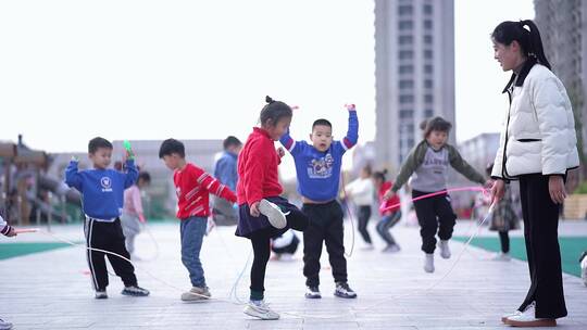 幼儿园老师教孩子们跳绳视频素材模板下载