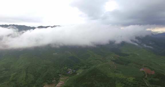 雨后大山云雾缭绕