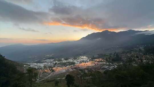 哈尼梯田多依树景区日出云海(原视频)