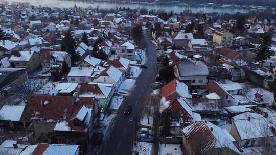 河边城镇积雪房屋的无人机镜头