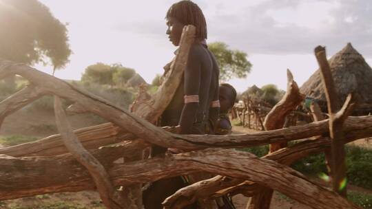 村庄中行走的非洲部落母女