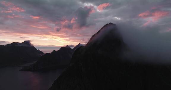 日落海上山丘 挪威峡湾