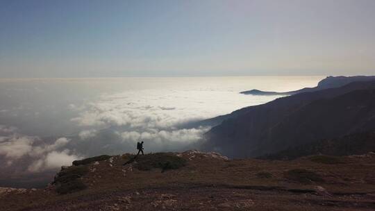 独自在山崖上徒步旅行的男人