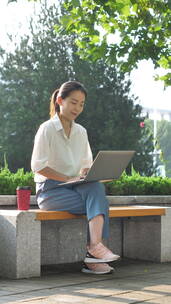 亚洲东方中国女性户外办公打电话玩电脑