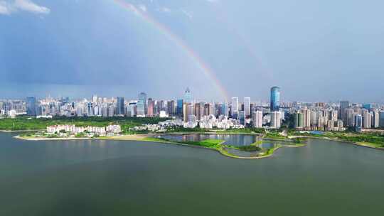 海南海口雨过天晴，航拍城市上空双彩虹