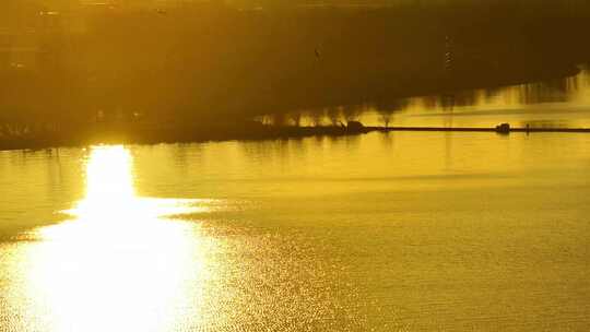 航拍夕阳湖泊