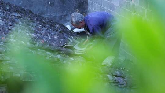 农村传统房屋建筑房子捡瓦布瓦老人