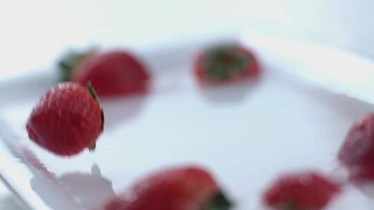 草莓入水慢镜头特写