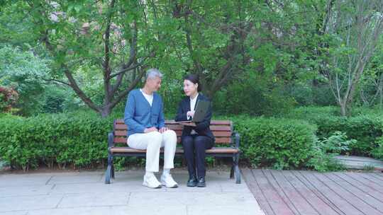 为老人讲解服务