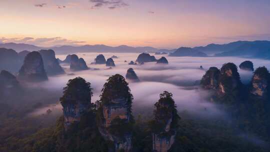 张家界云海缭绕的峰林景观