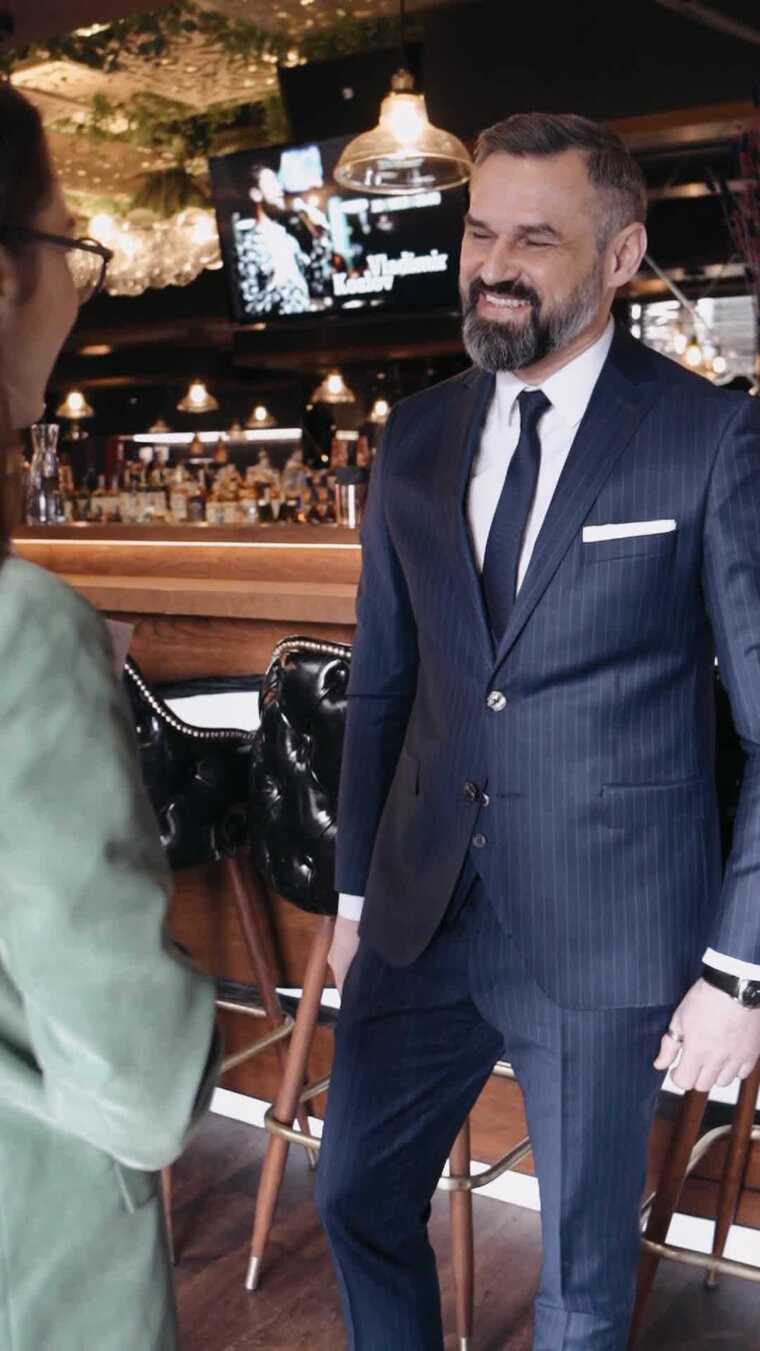 男人和女人握手达成协议