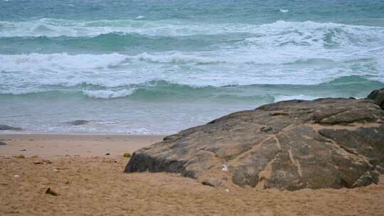 海南海边海浪与沙滩