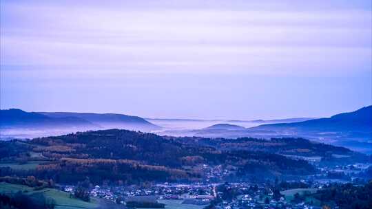 法国村庄上空的晨雾。