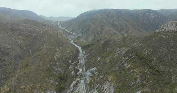 西班牙山脉和山谷蜿蜒道路的鸟瞰图。