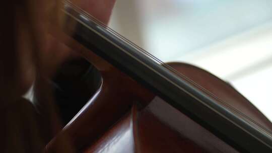 居家女士练习大提琴样板间拉琴视频素材模板下载