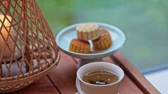 雨天茶具花瓶摆件月饼泡茶倒茶特写视频素材模板下载