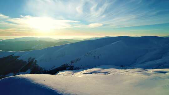 太阳照亮了雪山