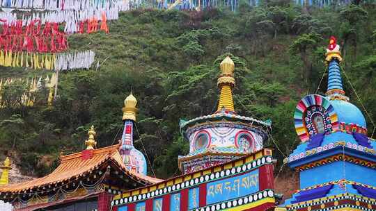 山坡上的寺院建筑