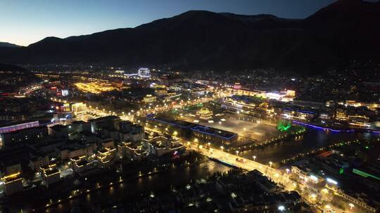 青海玉树市当代山观景台俯瞰城市建筑夜景