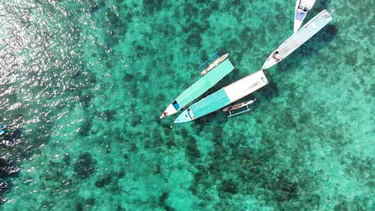 印度尼西亚水晶般清澈的绿松石水上传统船只