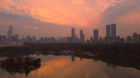 城市夕阳湖面倒影-天空之镜视频素材模板下载