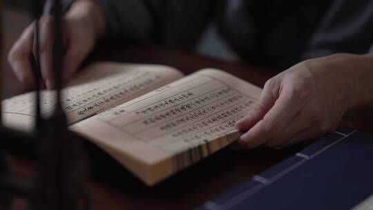 古代文人书房翻书学习中国传统文学视频素材模板下载