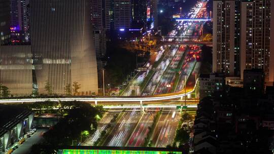 夜间车流很快的深圳路