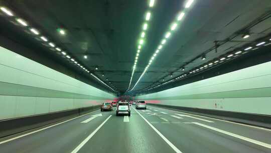 汽车在隧道穿梭开车第一视角飙车城市马路公视频素材模板下载