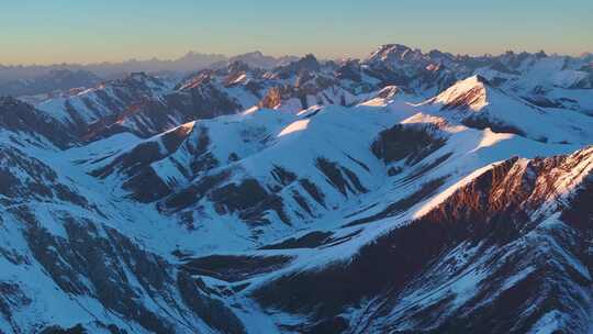 航拍雪山日照金山