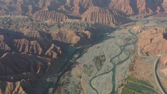 航拍俯瞰大红山峡谷500米高度视频素材模板下载