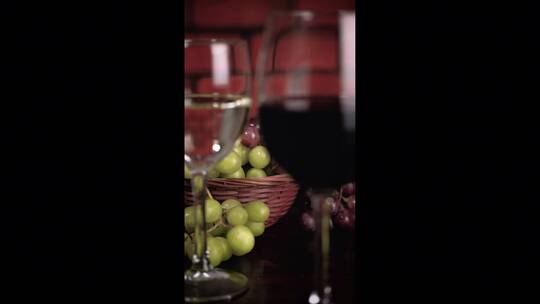 酒杯里有葡萄酒视频素材模板下载